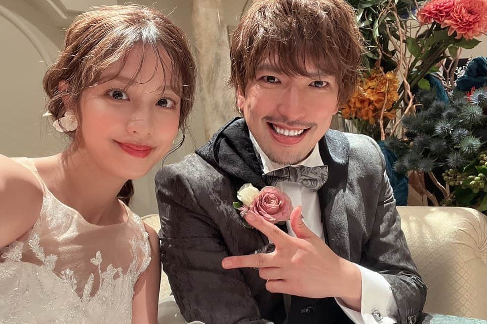 りんたろーさんのインスタグラム写真 - (りんたろーInstagram)「結婚パーティーぶっかまし！！ かねちとお揃のタキシード こさえたら、また付添の人みたいになってまったりw 北斗の拳のザコ様にパートナーを連れ去られそうになったり、 リングドックで シューマッハさん出てきたり、 単独ライブみたいな素敵な パーティーになりました！！ マジ縁に恵まれてる事を 痛感した日ー！！  最高プロデュース縁！ @watabewedding 可愛過ぎるお花の縁！ @hanahirowedding  #ワタベウェディング #watabewedding  フードタキシード斬新すぎて これからはフードのない タキシード考えられない時代 到来しそうな予感💒  #インディアンス田渕　#による #15分を超える乾杯のスピーチ #こちらのミスで名簿から漏れる　#カゲヤマ増田 #不審者扱いをされやっと入れたまっさん #お色直しのアテンドを役を任された　#デニス植野 #SPの血が騒いでしまい新婦の祖母を #暴君と勘違いし殴りかかってしまうw #最高同期　#頑張りが足りないと怒られた夜 #りんたろーは頑張ってますよと訴えてくれた #ダイタク　#相方の体調不良ラジオに駆けつけてくれた #ネルソンズ　#みんなしんどい時に支えてくれた #僕もそんな人にならないとですね  #ワタベウェディング #watabewedding #ESPOUSAL  #エスポーザル #hanahirowedding #hanahiro」6月19日 21時27分 - rin_the_sky