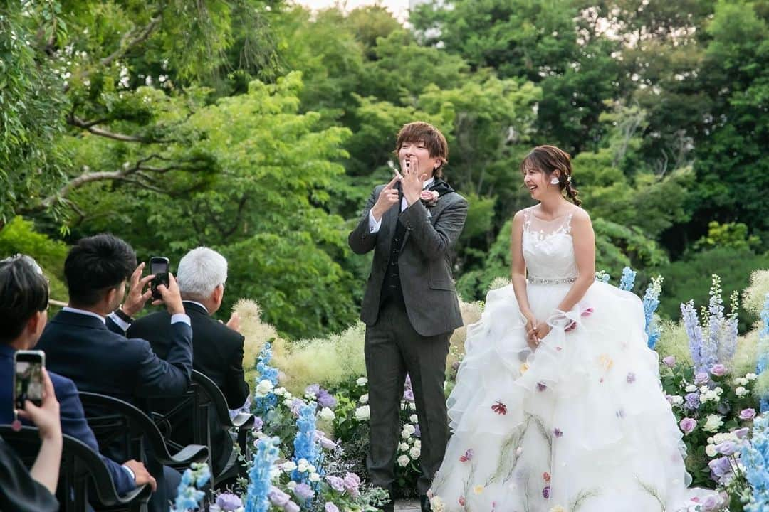 りんたろーさんのインスタグラム写真 - (りんたろーInstagram)「結婚パーティーぶっかまし！！ かねちとお揃のタキシード こさえたら、また付添の人みたいになってまったりw 北斗の拳のザコ様にパートナーを連れ去られそうになったり、 リングドックで シューマッハさん出てきたり、 単独ライブみたいな素敵な パーティーになりました！！ マジ縁に恵まれてる事を 痛感した日ー！！  最高プロデュース縁！ @watabewedding 可愛過ぎるお花の縁！ @hanahirowedding  #ワタベウェディング #watabewedding  フードタキシード斬新すぎて これからはフードのない タキシード考えられない時代 到来しそうな予感💒  #インディアンス田渕　#による #15分を超える乾杯のスピーチ #こちらのミスで名簿から漏れる　#カゲヤマ増田 #不審者扱いをされやっと入れたまっさん #お色直しのアテンドを役を任された　#デニス植野 #SPの血が騒いでしまい新婦の祖母を #暴君と勘違いし殴りかかってしまうw #最高同期　#頑張りが足りないと怒られた夜 #りんたろーは頑張ってますよと訴えてくれた #ダイタク　#相方の体調不良ラジオに駆けつけてくれた #ネルソンズ　#みんなしんどい時に支えてくれた #僕もそんな人にならないとですね  #ワタベウェディング #watabewedding #ESPOUSAL  #エスポーザル #hanahirowedding #hanahiro」6月19日 21時27分 - rin_the_sky