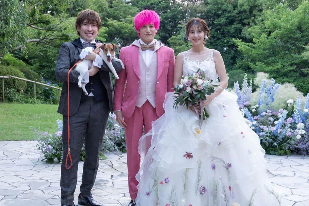 りんたろーさんのインスタグラム写真 - (りんたろーInstagram)「結婚パーティーぶっかまし！！ かねちとお揃のタキシード こさえたら、また付添の人みたいになってまったりw 北斗の拳のザコ様にパートナーを連れ去られそうになったり、 リングドックで シューマッハさん出てきたり、 単独ライブみたいな素敵な パーティーになりました！！ マジ縁に恵まれてる事を 痛感した日ー！！  最高プロデュース縁！ @watabewedding 可愛過ぎるお花の縁！ @hanahirowedding  #ワタベウェディング #watabewedding  フードタキシード斬新すぎて これからはフードのない タキシード考えられない時代 到来しそうな予感💒  #インディアンス田渕　#による #15分を超える乾杯のスピーチ #こちらのミスで名簿から漏れる　#カゲヤマ増田 #不審者扱いをされやっと入れたまっさん #お色直しのアテンドを役を任された　#デニス植野 #SPの血が騒いでしまい新婦の祖母を #暴君と勘違いし殴りかかってしまうw #最高同期　#頑張りが足りないと怒られた夜 #りんたろーは頑張ってますよと訴えてくれた #ダイタク　#相方の体調不良ラジオに駆けつけてくれた #ネルソンズ　#みんなしんどい時に支えてくれた #僕もそんな人にならないとですね  #ワタベウェディング #watabewedding #ESPOUSAL  #エスポーザル #hanahirowedding #hanahiro」6月19日 21時27分 - rin_the_sky