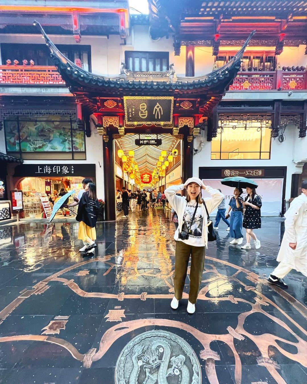 小林希さんのインスタグラム写真 - (小林希Instagram)「小笠原産のクジラTシャツで 豫園に来たら、陸の猛者がいた！  #上海 #豫園 #週末海外」6月19日 21時28分 - nozokoneko
