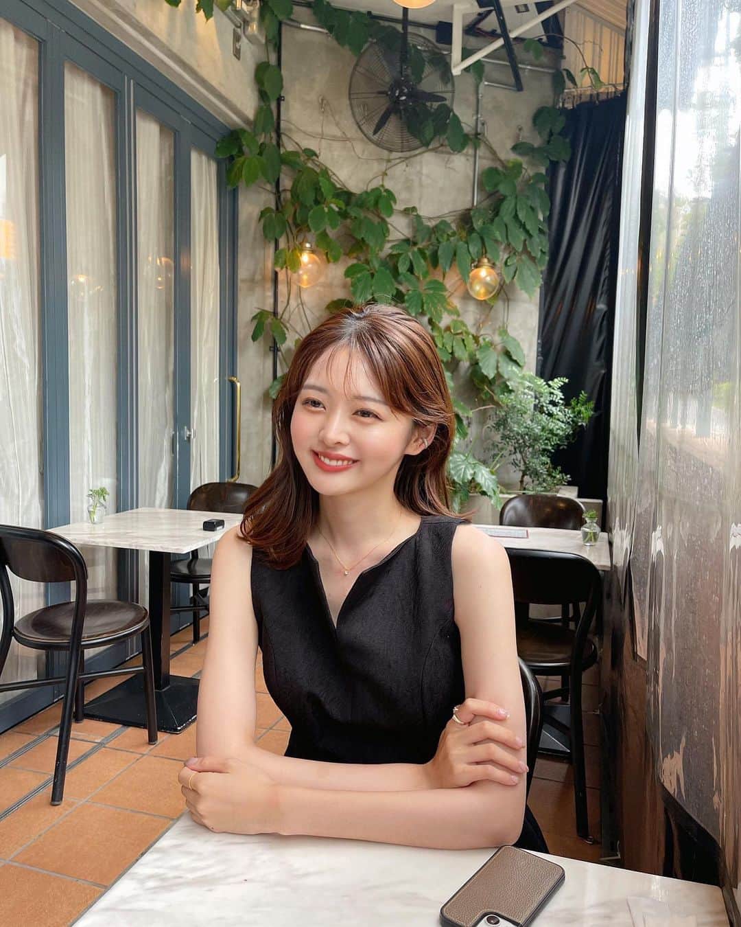 chiharuのインスタグラム：「@anmutofficial.jp 💎 お気に入りのイヤカフとリング。  久しぶりにカフェでランチした日。 1日がとても楽しかった♡」