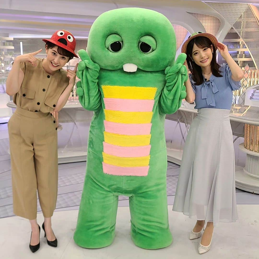 フジテレビ「プライムニュース イブニング」さんのインスタグラム写真 - (フジテレビ「プライムニュース イブニング」Instagram)「アクティブ中継の木村キャスターがスタジオに持ち帰ってくれたガチャピン、ムックの麦わら帽子✨明治１３年創業の「田中帽子店」の職人さんの手作りです。それにしても、お子様用サイズなのに、宮司さんと竹俣さんたらスッポリかぶれるとは…一同👀❗  #麦わら帽子 #ガチャムク #ガチャピン　#ムック #田中帽子店 #イット #宮司愛海　@manami_miyaji  #竹俣紅 　@benitakemata_official  #榎並大二郎 　@enami_daijiro  #木村拓也　@takuya.kimura0801  #ガチャピン　@gachapin_official」6月19日 21時31分 - livenews_it