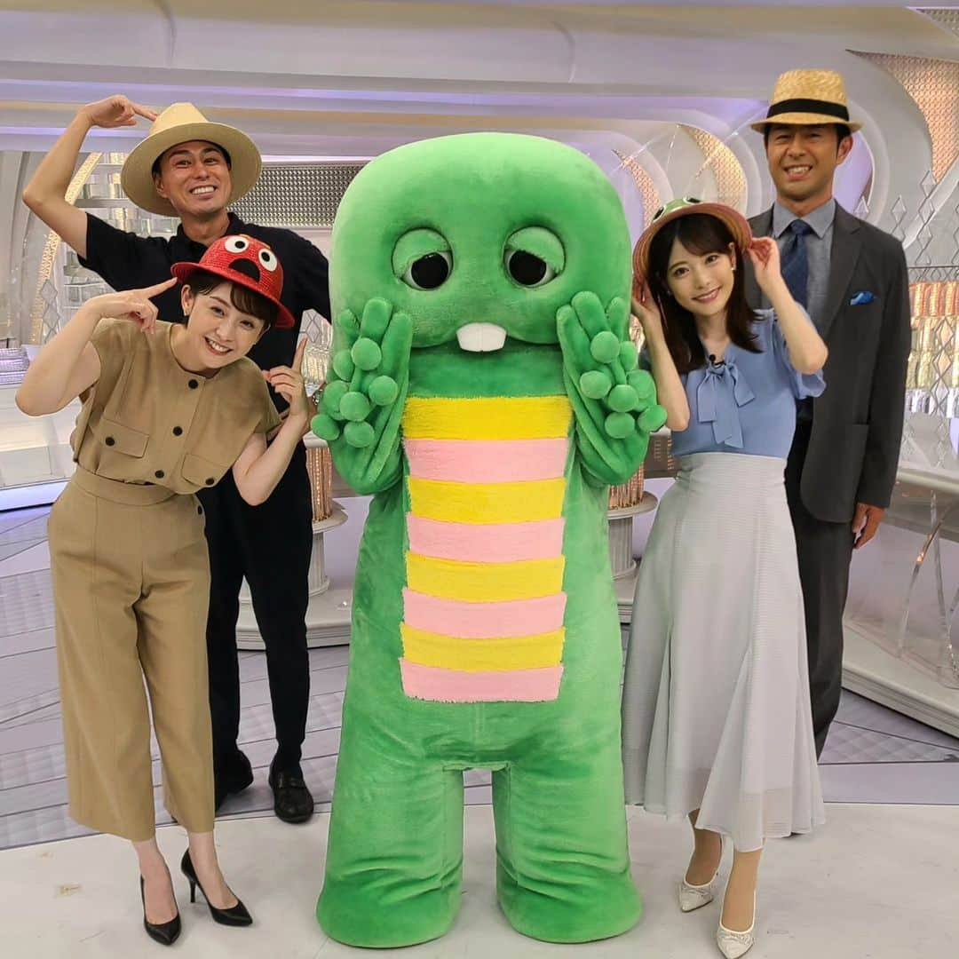 フジテレビ「プライムニュース イブニング」さんのインスタグラム写真 - (フジテレビ「プライムニュース イブニング」Instagram)「アクティブ中継の木村キャスターがスタジオに持ち帰ってくれたガチャピン、ムックの麦わら帽子✨明治１３年創業の「田中帽子店」の職人さんの手作りです。それにしても、お子様用サイズなのに、宮司さんと竹俣さんたらスッポリかぶれるとは…一同👀❗  #麦わら帽子 #ガチャムク #ガチャピン　#ムック #田中帽子店 #イット #宮司愛海　@manami_miyaji  #竹俣紅 　@benitakemata_official  #榎並大二郎 　@enami_daijiro  #木村拓也　@takuya.kimura0801  #ガチャピン　@gachapin_official」6月19日 21時31分 - livenews_it