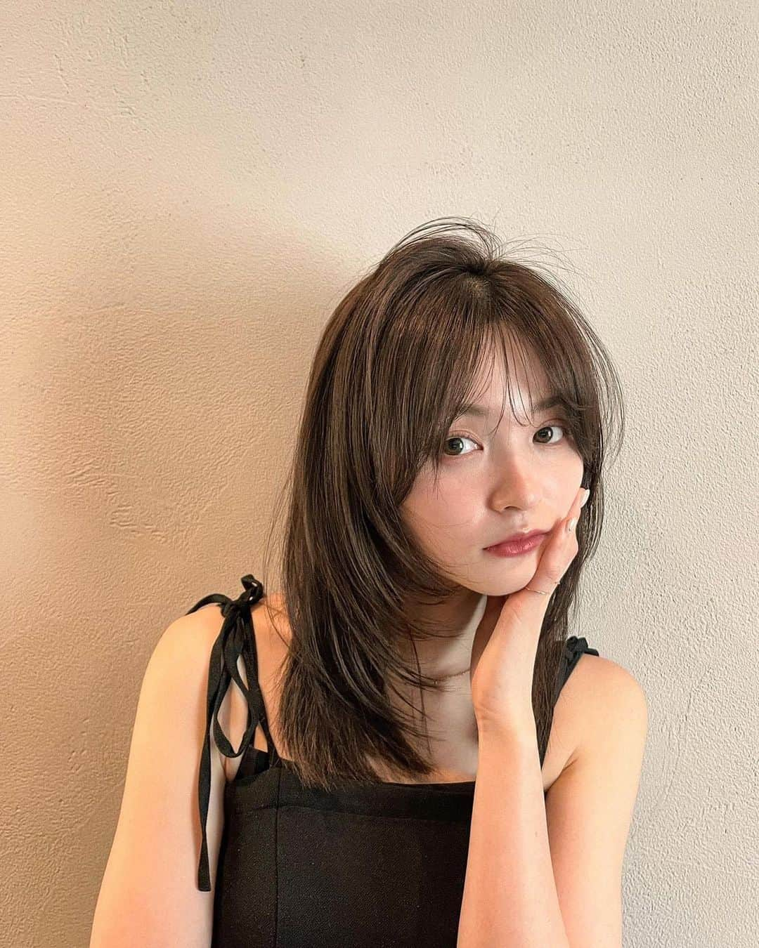 LALA公式さんのインスタグラム写真 - (LALA公式Instagram)「LALAヘアカタログ＊  -素敵なヘアスタイルをRepostでご紹介させて頂いてます。写真はご本人様に【掲載許諾】をとっております。  hair by @_john.94  　 ——————————————————   LALA webサイト→「ヘアカタログララ」 で検索  LALAは、全国の厳選美容師だけを掲載するヘアカタログメディアです。  技術、センス、サービスにこだわるプロフェッショナルが、毎日のサロンワークでお客様に提案するリアルなヘアスタイルを掲載しています。  あなたの魅力を引き出す運命の美容師をみつけてください。   https://lalahair.co.jp/  ——————————————————  #ヘアカタログララ #ミディアムヘア #ミディアムボブ #ミディアムレイヤー #レイヤーカット #レイヤーボブ #セミロング #セミロングヘア #セミロングアレンジ #顔まわりレイヤー  #グレージュカラー #グレージュ #アッシュグレージュ #ベージュカラー #ベージュ族 #スモーキーベージュ #スモーキーグレージュ #ミルクティーベージュ #ミルクティーカラー #ミルクティーアッシュ #アッシュベージュ#ブリーチなしカラー  #アッシュブラウン」6月19日 21時32分 - lala__hair