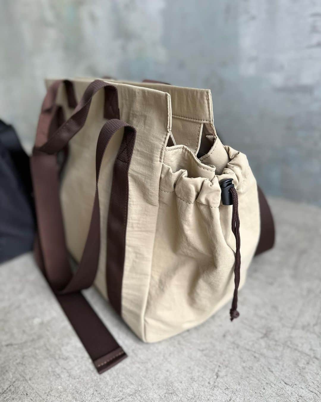 レプシィムさんのインスタグラム写真 - (レプシィムInstagram)「MATERNITY ITEM 196781 MTマルチポケハッスイTOTE  シンプルなデザインなのでパパにもママにもお使いいただきやすいです。しっかり自立する形で、オムツ交換時も荷物が取り出しやすくおすすめです。  アイテムはタグ🏷️or プロフィールのURLから ご覧いただけます ▶︎ @lepsim_official  #LEPSIM #レプシィム #マタニティ #マタニティアイテム #ママバッグ #ペアレンツバッグ #トートバッグ #totebag #bag #maternitybag #ママコーデ」6月19日 21時41分 - lepsim_official