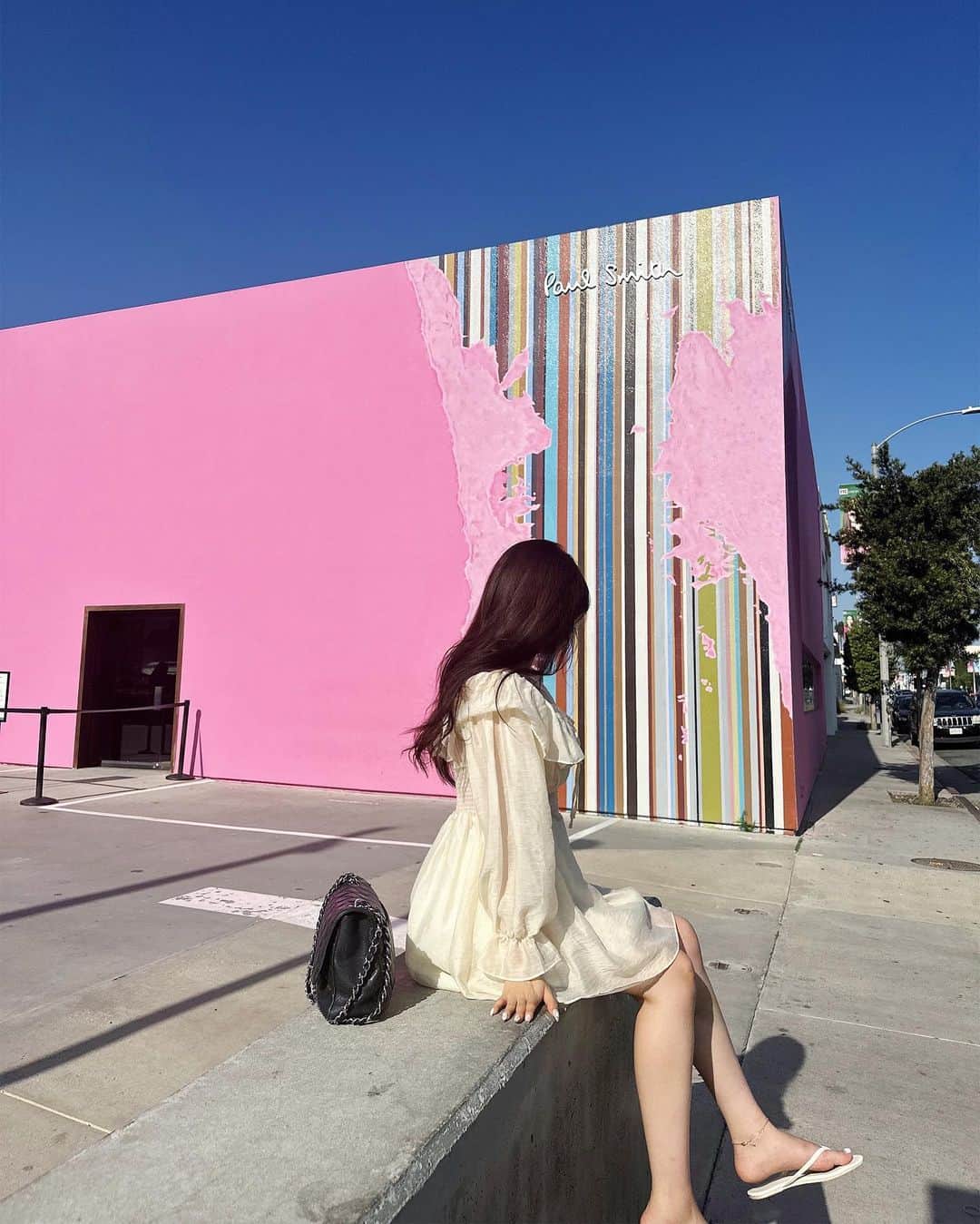 スヒョンのインスタグラム：「♥ 폴스미스 핑크월에 예쁜 그림이 생겼다 (🩷.🩷) 𝑱𝒂𝒏𝒈𝒔𝒖𝒉𝒚𝒖𝒏」