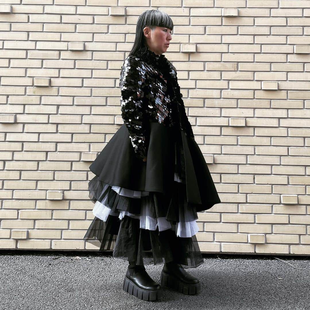 のインスタグラム：「Shiny day  Jacket: Comme des Garçons  Skirt: Comme des Garçons  Thanks @linxingchen_   #streetstyle #paris #streetsnap #ootd #streetphotography  #commedesgarcons #commedesgarçons #commedesgarconsaddiction #commedesgarconsmaster #peoplewearingcommedesgarcons #fashion #mode #fashionsnap   #ファッションスナップ #ストリートファッション #コムデギャルソン #パリコレ #ギャルソン好き #ストリートスナップ #ファッション #モード #今日のアウトフィット #パリ #パリ生活 #今日のコーデ」