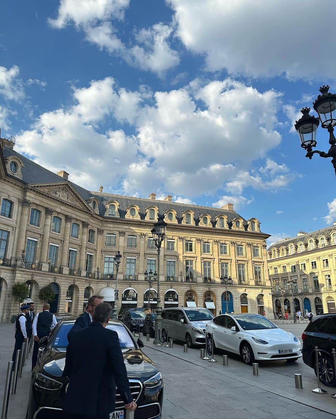 COCOさんのインスタグラム写真 - (COCOInstagram)「France,paris 🇫🇷  今回はずっと行ってみたかったパリのキャバレーで ショーを観てきました。  ・crazyhorseparis @crazyhorseparisforever  ・Moulin Rouge @moulinrougeofficiel   どちらもパリのナイトクラブの中では老舗の1つということもあり、開演前から列が並び大盛況でした👏 自分自身もショーの世界で生きているひとりとして沢山の刺激を受けることができたのでとってもとっても貴重な体験となりました🖤  魅力的で刺激的で最高の夜でした🌙💋  #crazyhorse #crazyhorseparis #moulinrouge #moulinrougeparis #paris #france #travelphotography #showgirl #nightclub #holidays」6月19日 21時36分 - coco_coco000