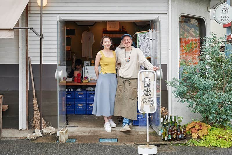 斉藤アリスさんのインスタグラム写真 - (斉藤アリスInstagram)「MIA MIA @東長崎 池袋駅の2つ隣の駅、東長崎駅から徒歩2分のカフェ「マイアマイア」。オーナーのヴォーン・アリソンさんは、メルボルン出身🇦🇺 @miamia_tokyo   私と同じように、日本のコーヒーカルチャーを 世界に発信するライターさんでもあります📝 @vja   東長崎の元気玉のようなヴォーンさん☀️ 次々にやってくるお客さんを 「ひさしぶり！」「こっちおいで！」と どんどん巻き込んでいき、 気がついたら店内みんな兄弟状態に👨‍👨‍👧‍👦  最終的にはタケノコ・ニョッキッキしてました🙆🏻‍♀️  朝ごはんには、 ベジマイトのトースト🍞とコーヒー☕️  オーストラリアの国民食と聞き、 私もトライ😁味の感想は記事で♡  食後には、カフェラテと、 アイスクリーム・サンドイッチ🍨  私も大好きな参宮橋のアイス屋さん 〈FLOTO〉が作っているとあり絶品✨ @floto_gelato   塩キャラメルアイスをザクザク生地の アンザックビスケットで挟んでいます。  5月にはお店で開催した テニスコーツのライブを観に行ったり... 既にマイアマイアに思い出いっぱい♪  📍MIA MIA 定休日：火曜日 @miamia_tokyo   📍📍Hanako.tokyoで記事にしました。 ストーリーハイライト「連載ハナコ」から 記事に飛べます。読んでね！  #miamiatokyo #miamia #ヴォーンアリソン #ヴォーンさん #マイアマイマ #東長崎 #東長崎カフェ #東長崎グルメ #higashinagasaki #池袋 #池袋カフェ #池袋グルメ #ikebukuro  #東京コーヒー #tokyocoffee #tokyocafe  #カフ巡り #スペシャルティコーヒー #シングルオリジン #specialtycoffee #コーヒー好きな人と繋がりたい」6月19日 21時36分 - cafeali