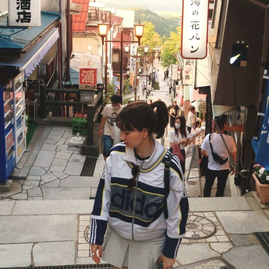 のインスタグラム：「birthday trip👨🏻🎂❤️  福一っていう伊香保温泉旅館の最上階泊まったんだけど 景色が壮大すぎて、絶対また行くって決めた  群馬初めてだったけど、自然めちゃくちゃ多くて街並みも岐阜と似てて芝生もいっぱいで温泉も最高で大好きになった🥺 ここ行くなら絶対に最上階をお勧めする！🥺❤️  りょたも喜んでくれてよかった💌」