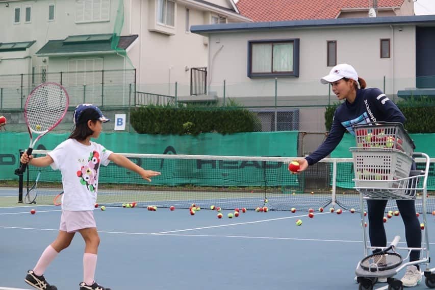 尾崎里紗さんのインスタグラム写真 - (尾崎里紗Instagram)「17,18日はキッズイベントでした！ ⁡ だいぶ日差しが強くなり、すごく暑い2日間でしたがたくさん集まってくれました(^^) ⁡ 今回は初めての試みで、レッスンの始めに子供達にやってほしいことを絵を見せながら説明しました。 大きな声で挨拶をすること、楽しく笑顔でテニスをすることなど いくつか絵を見せながら説明🖼️ ⁡ 子供達もしっかり聞いてくれていたかなと思います😊 ⁡」6月19日 21時39分 - risaozaki410