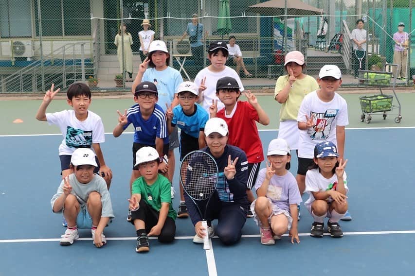 尾崎里紗さんのインスタグラム写真 - (尾崎里紗Instagram)「17,18日はキッズイベントでした！ ⁡ だいぶ日差しが強くなり、すごく暑い2日間でしたがたくさん集まってくれました(^^) ⁡ 今回は初めての試みで、レッスンの始めに子供達にやってほしいことを絵を見せながら説明しました。 大きな声で挨拶をすること、楽しく笑顔でテニスをすることなど いくつか絵を見せながら説明🖼️ ⁡ 子供達もしっかり聞いてくれていたかなと思います😊 ⁡」6月19日 21時39分 - risaozaki410