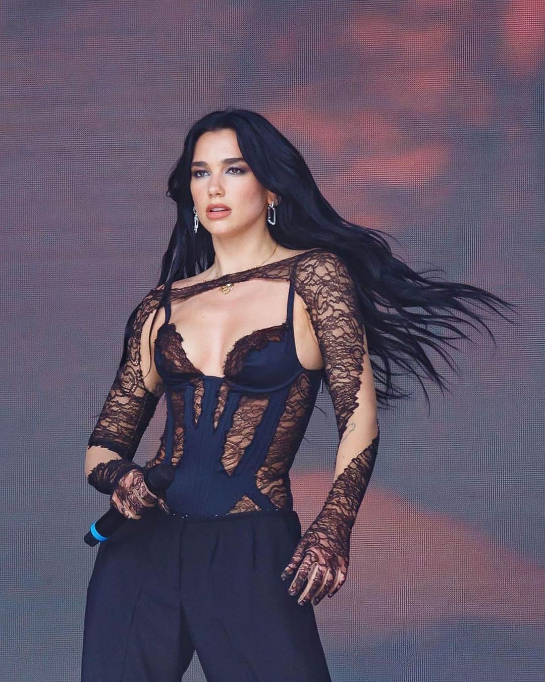 ミュグレーのインスタグラム：「@dualipa performed at Oracle Park in San Francisco wearing mugler by @cadwallader  - Special thanks @lorenzoposocco and @raeannhayden  Picture @seanpedruco #mugler」