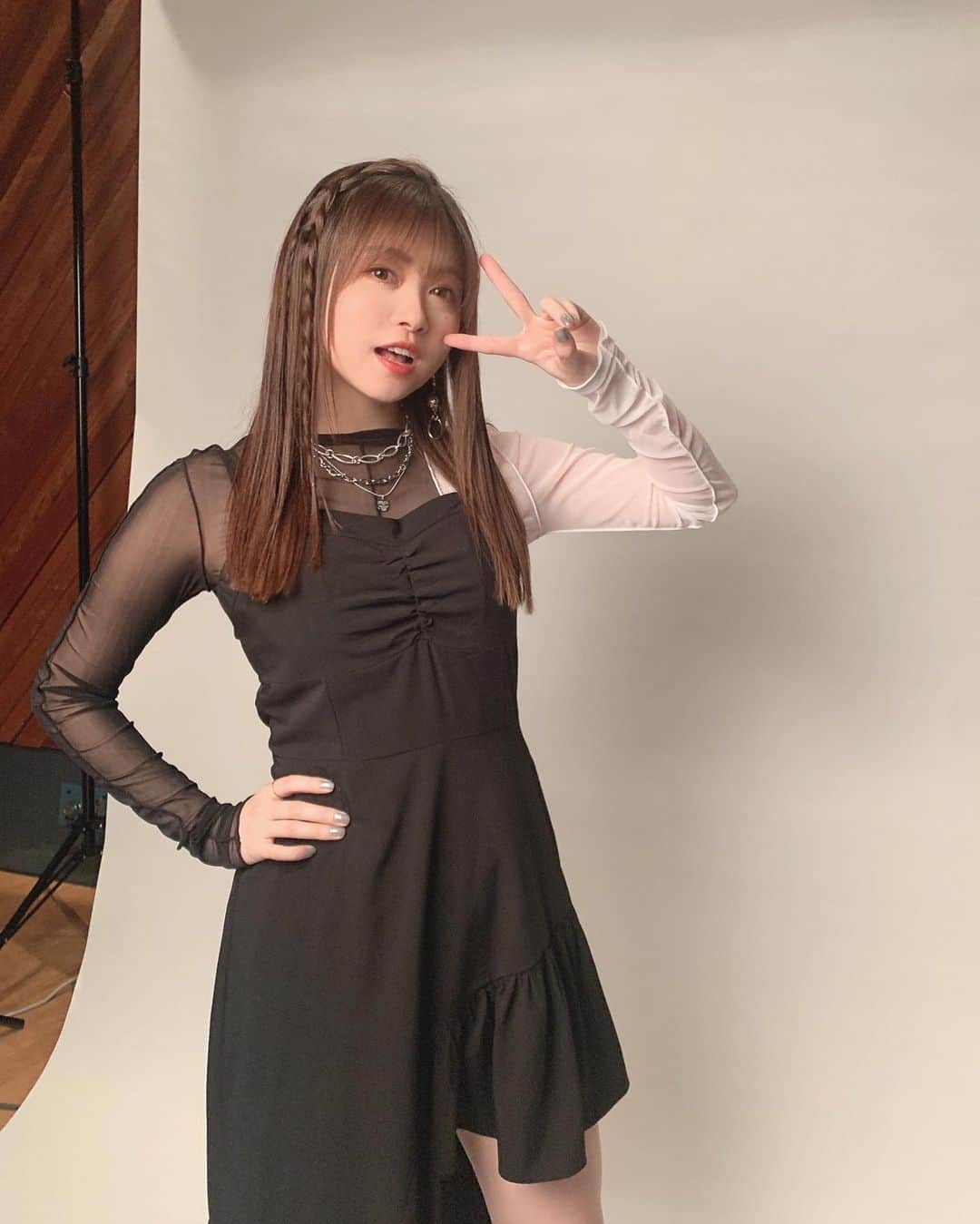 鈴木このみのインスタグラム：「アニサマ2023テーマソング「heartbeat-axelator」 MVが公開されました🌟  https://youtu.be/zCcM6jPD5Fw  とっても私らしいパートを任せて頂きました。一度きりの今日だ！ アクセル全開の夏、きっとすぐだね🌞  #anisama #アニサマ #15歳からの出演なので #大きくなったねぇって #毎回誰かに言われる現場です😂 #凛としたイメージで #スタイリングしていただきました❤️‍🔥」