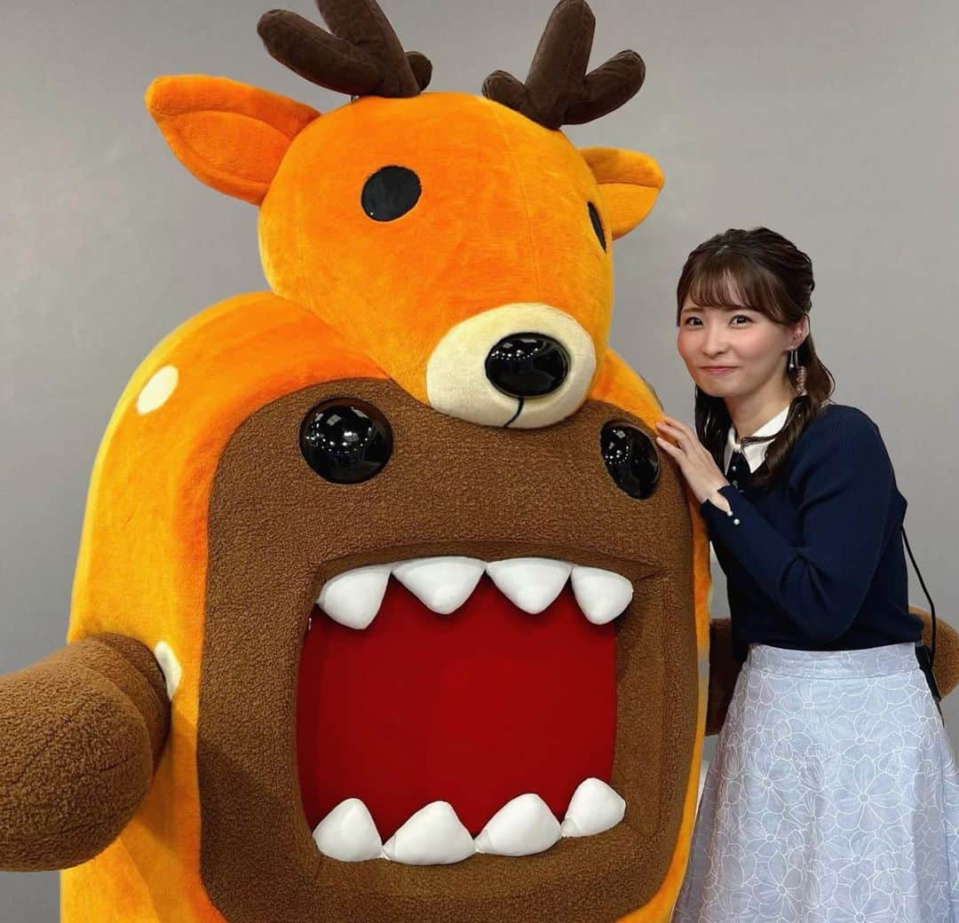 田中美都（気象予報士）のインスタグラム：「𖤣𖥧𖥣𖡡𖥧𖤣 今週は、NHK奈良放送局から来てくれた 鹿どーもくんと天気予報をお伝えします🌞  いつものどーもくんより少し小さい🦌🤎  #気象予報士 #気象キャスター #天気予報」