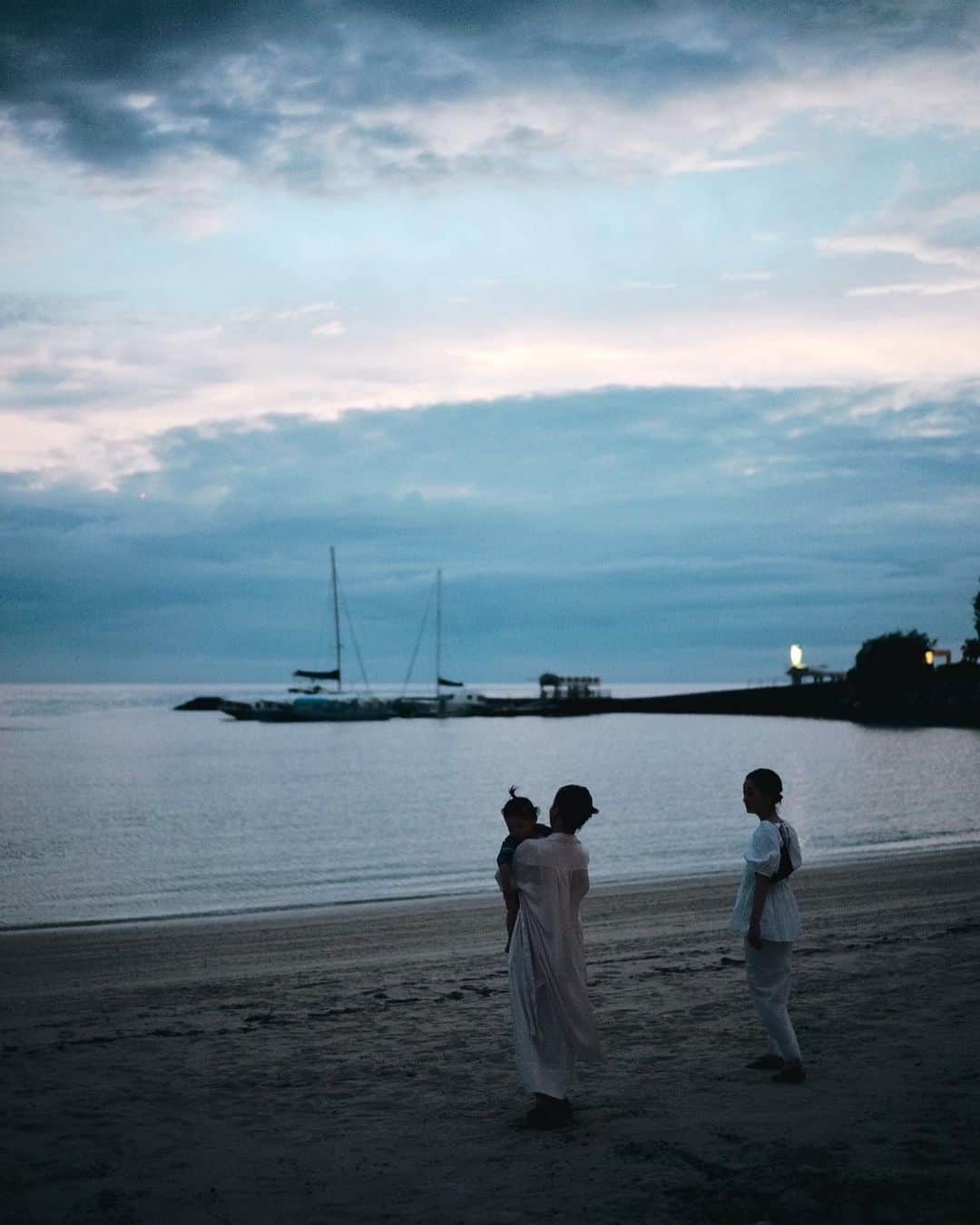 北岡りえのインスタグラム：「家族で初の沖縄旅行に @thebusenaterrace 🏝️  雨の合間の海やプールも最高に楽しかった〜 本気で25m泳ぐ大人達🏊‍♀️  👶🏻にとって海にプールと飛行機と、初めてづくしの旅行で人見知りぜんぜんが色んな人と触れ合えて ちょっぴりたくましくなったような😎  だいすき家族と。子供寝てからの そ〜っとサイレントトランプも笑い転げた夜♤ ありがとう🥹 @hanamariproduction  @mari.0611   #沖縄 #家族旅行　 #ブセナテラス」