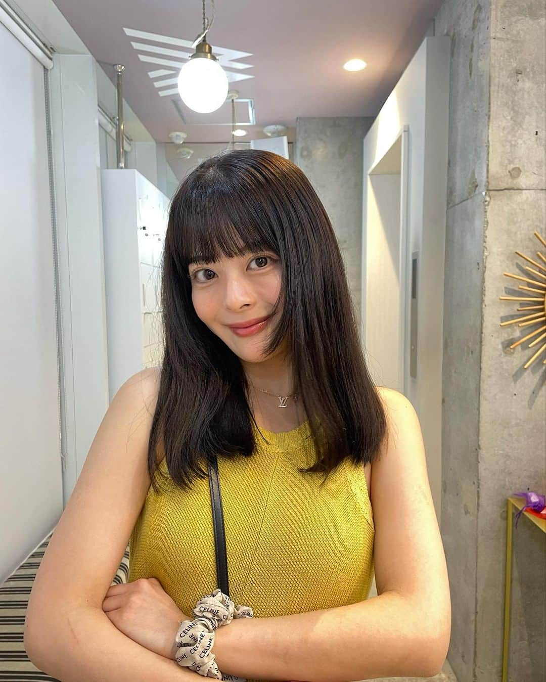 牛江桃子（ももち）さんのインスタグラム写真 - (牛江桃子（ももち）Instagram)「new hair 💇🏼‍♀️💛 久々にバッサリ♡ ⁡ ⁡ 夏に向けて気分変えたくて、8cmくらい切ってセミロングにしてみた💇🏼‍♀️♡ レイヤーも入れて、うす〜くだけ姫かっちゅ👸🏰🤍 色味はオリーブ系にして、前髪は重めパッツンにしたよん🧈 @_kanako517 の所にいつもファンの子が通ってくれてるって報告を沢山受けて、すごく嬉しい🍑みんなありがとう♡  ⁡ ⁡ ももちニューヘアどうでしょうか…？👸♥︎ 結構イメチェンじゃない？？👸♥︎ ⁡」6月19日 21時48分 - momochi.661