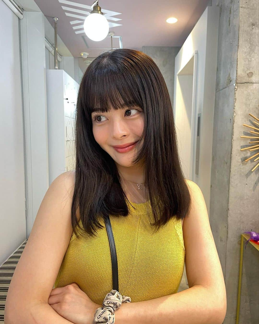 牛江桃子（ももち）さんのインスタグラム写真 - (牛江桃子（ももち）Instagram)「new hair 💇🏼‍♀️💛 久々にバッサリ♡ ⁡ ⁡ 夏に向けて気分変えたくて、8cmくらい切ってセミロングにしてみた💇🏼‍♀️♡ レイヤーも入れて、うす〜くだけ姫かっちゅ👸🏰🤍 色味はオリーブ系にして、前髪は重めパッツンにしたよん🧈 @_kanako517 の所にいつもファンの子が通ってくれてるって報告を沢山受けて、すごく嬉しい🍑みんなありがとう♡  ⁡ ⁡ ももちニューヘアどうでしょうか…？👸♥︎ 結構イメチェンじゃない？？👸♥︎ ⁡」6月19日 21時48分 - momochi.661