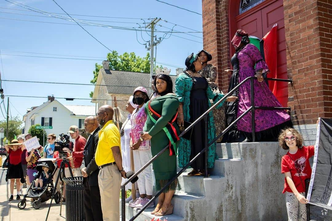 ナショナルジオグラフィックさんのインスタグラム写真 - (ナショナルジオグラフィックInstagram)「Photo by @laurakmorton | During last year’s Juneteenth Parade in Gettysburg, Pennsylvania, participants paused at sites along the route that remain historically significant to the city's Black community. One of the stops was St. Paul's A.M.E. Zion Church, the city's oldest congregation of Black community members, which dates to 1838. Gettysburg itself is known as the site of the American Civil War’s deadliest battle. I photographed the parade while working on a project about American celebrations. For more photographs of people and places, follow along @laurakmorton. #Juneteenth」6月19日 22時00分 - natgeo