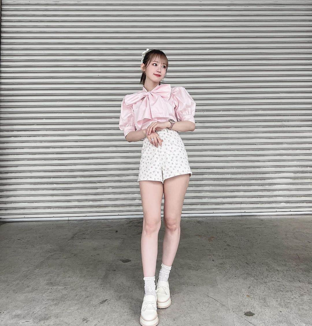 服部有菜さんのインスタグラム写真 - (服部有菜Instagram)「. 昨日のお洋服🎀🤍 tops #treaturself  pants #epine  shoes #treaturself  . . #エピヌ #épine #treatürself #トリート #トリートユアセルフ #ごんブラウス #フレンチガーリー」6月19日 21時53分 - yuna__0330.48