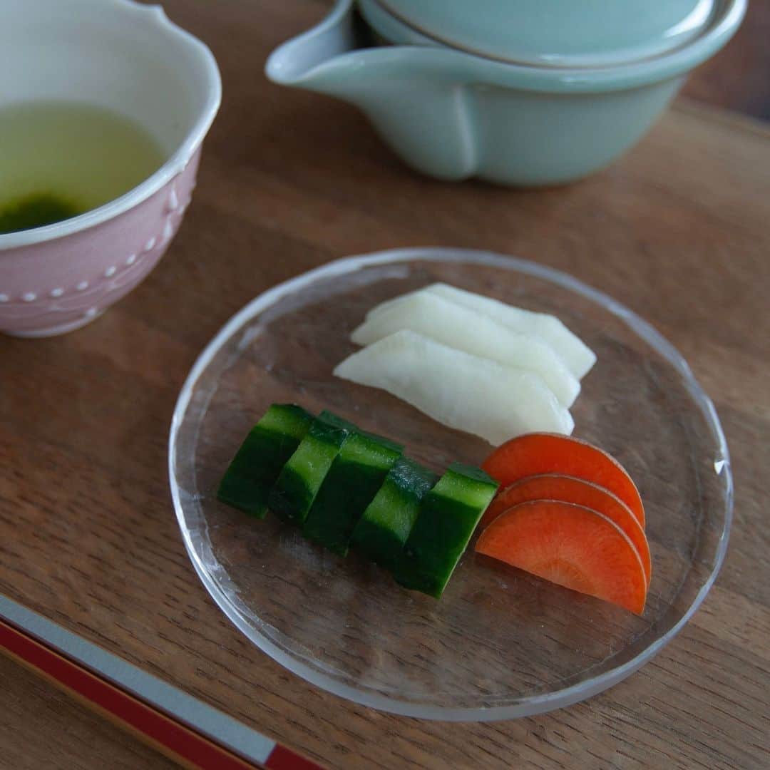 呑龍文庫ももとせのインスタグラム：「新たなお茶請けとして 「本日のお漬物」が登場しました。  自然栽培米「日本晴（ニホンバレ）」の 米糠を使用して育てた ももとせの糠床で 季節のお野菜を漬けています。  暑い日の塩分補給や 甘いものはちょっと、という日に。  その日の気分で 「お茶＋お茶請け」の ペアリングを愉しんでください。」