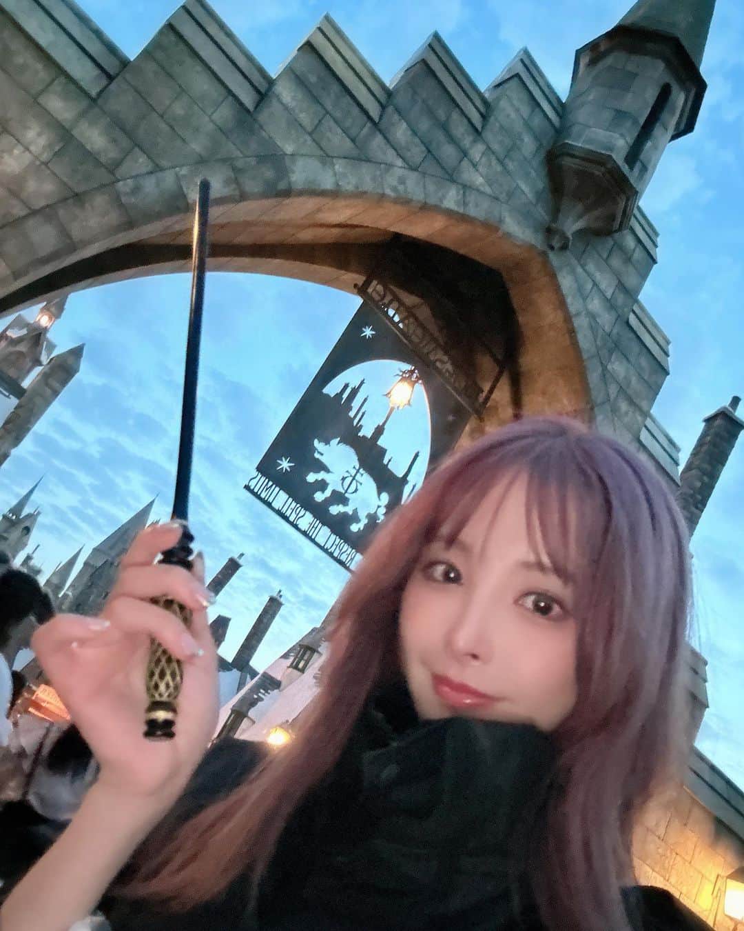 のインスタグラム：「大好きな場所の大好きなエリア🪄  杖コレクションがまた増えました✌︎‪✌︎‪✌︎ 昼も夜もやっぱりハリポタエリアは落ち着く〜！  #ユニバ #オリバンダーの店」