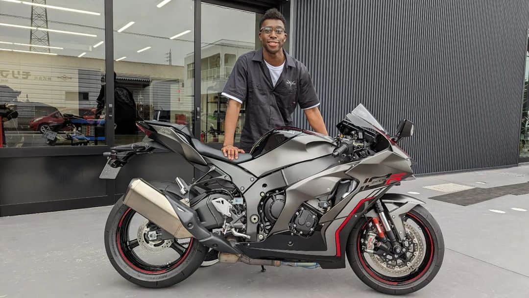 アイク・B・ヌワラさんのインスタグラム写真 - (アイク・B・ヌワラInstagram)「どうも、バイクぬわらです。  #やっと #バイク買ってもうた #バイクの冒険開始 #新しい趣味 #バイク芸人 #去年日本語で大型バイクの免許取った外国人です #アイクバイクヌワラ #BNB #バイクぬわらバイク #名古屋の岡崎まで買いに行ってきた #カワサキプラザ岡崎 #Kawasaki #NinjaZX10r #MadeInJapan #宜しくお願いします」6月19日 21時55分 - aiku_nuwachan
