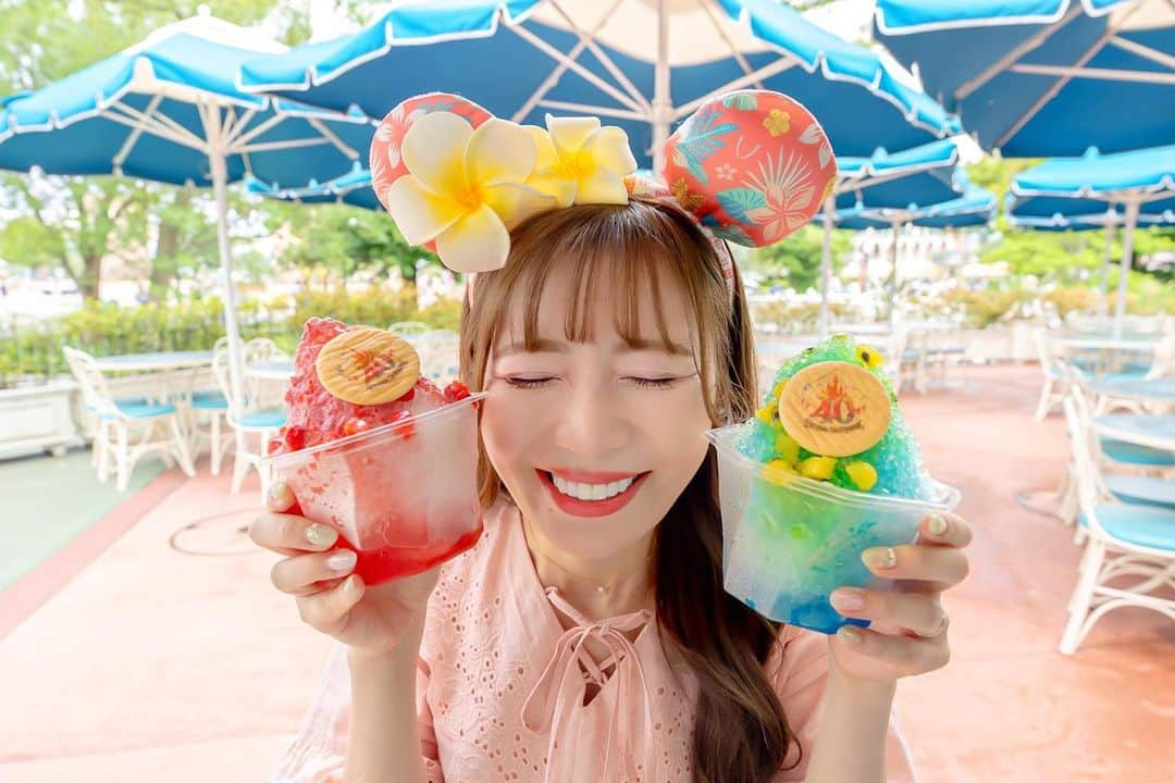 あいにゃんのインスタグラム：「あいにゃん、かき氷始めました🍧☀️  というわけで今年はディズニーランドで またかき氷が食べられるようになりました🎉 お帰りなさい〜！！！！！✨✨✨  ただ"プラザパビリオン"のレストランに入らないと 食べられないので注意です⚠️  今日このかき氷のレポを含めた、 【ディズニーランドで夏に食べたいグルメ10選】を YouTubeにアップしたので、 よかったら見てみてね☀️🌈🌈🌈  🔍AINYANTUBE  #東京ディズニーランド#ディズニーランド#ディズニー#ディズニーフード#夏ディズニー#プラザパビリオン#かき氷#ディズニーコーデ#tokyodisneyland#tokyodisneyresort」