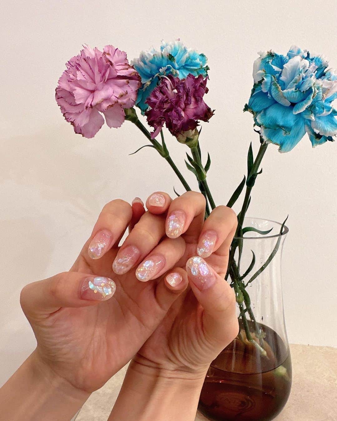 のインスタグラム：「ネイル変えたよ、かわいい？💅🤍✨  キラキラでオーロラで夏っぽくて好き( ˘ω˘ )🌻  きれいでしょ〜〜〜？？？☺️  @akane.4.8 さん🐿️  #ネイル #ネイルデザイン #ジェルネイル #シンプルネイル #キラキラネイル #キラキラ #オーロラネイル #オーロラ #トレンドネイル #夏ネイル #夏 #nail #nailart #naildesign #naildesigns #nails」