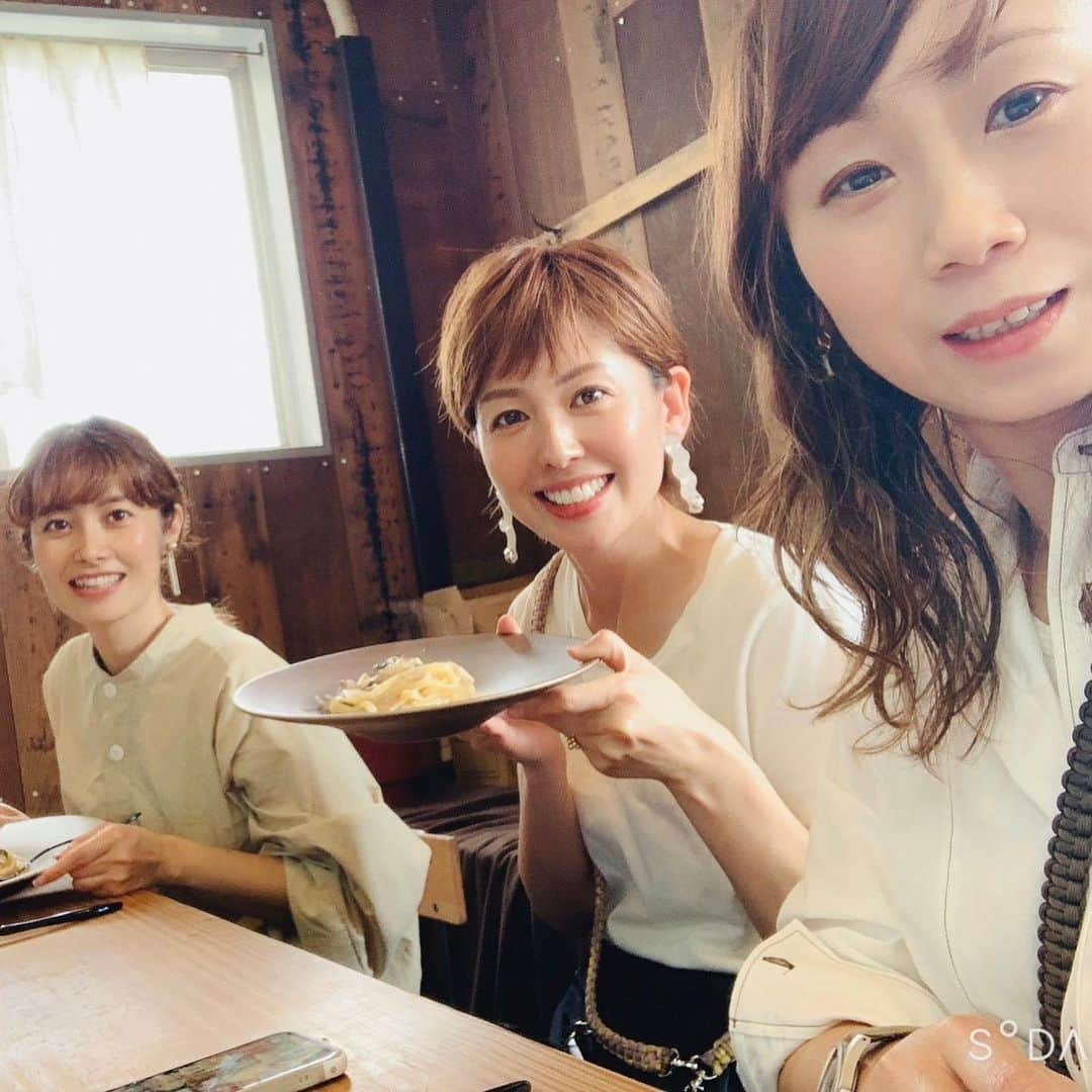 秋本ゆかりさんのインスタグラム写真 - (秋本ゆかりInstagram)「もぉ、最幸の時間だった🤤  令和5年1月オープンの久山町にあるイタリアンレストラン @base.radice_verde   ランチは通常4400円のコースですが、 @mantaro_club さんのインスタで6月いっぱいは2500円のショートコースが楽しめると知り、すぐに予約😳してもらいました♪ 情報ありがとうございます🙏  とうもろこしの冷製スープから始まり、エビのビスクやイワシのパスタなど盛りだくさん！ 里山サポリの厳選野菜など素材にもこだわり、お野菜の味が活かされたお料理の数々。 本当に美味しくて、手も掛かってるし、これ2500円でいいの？と思ってしまう内容なんです！ 最後のデザートも、驚かせてくれる演出で楽しい☺️  次はどんなお料理が出てくるのかとワクワクさせてくれて、お一人でされているのに、お客さんとの会話も楽しんでくれるという雰囲気の良さ。  また行きたくなるお店です♪  7月は¥3300のコースが登場するようです♪ 詳しくはお店のInstagramをチェックしてくださいね😊  .  ∞∞∞∞∞∞∞∞∞∞∞∞∞∞∞∞∞∞∞ ☑︎BASE RADICE VERDE 　(バーゼラディーチェヴェルデ) ☑︎糟屋郡久山町久原2009-4 ☑︎昼11:30〜13:30(¥4400) 　夜18:00〜20:00(¥6600) ☑︎080-7981-0831 ☑︎不定休 ☑︎駐車場あり ∞∞∞∞∞∞∞∞∞∞∞∞∞∞∞∞∞∞∞  . #久山町#久山町グルメ#久山町ランチ#久山町イタリアン#福岡グルメ#baseradiceverde#バーゼラディーチェヴェルデ#里山サポリ #最高の友人たち#楽しい時間#時差投稿」6月19日 22時08分 - akimoto_yukari