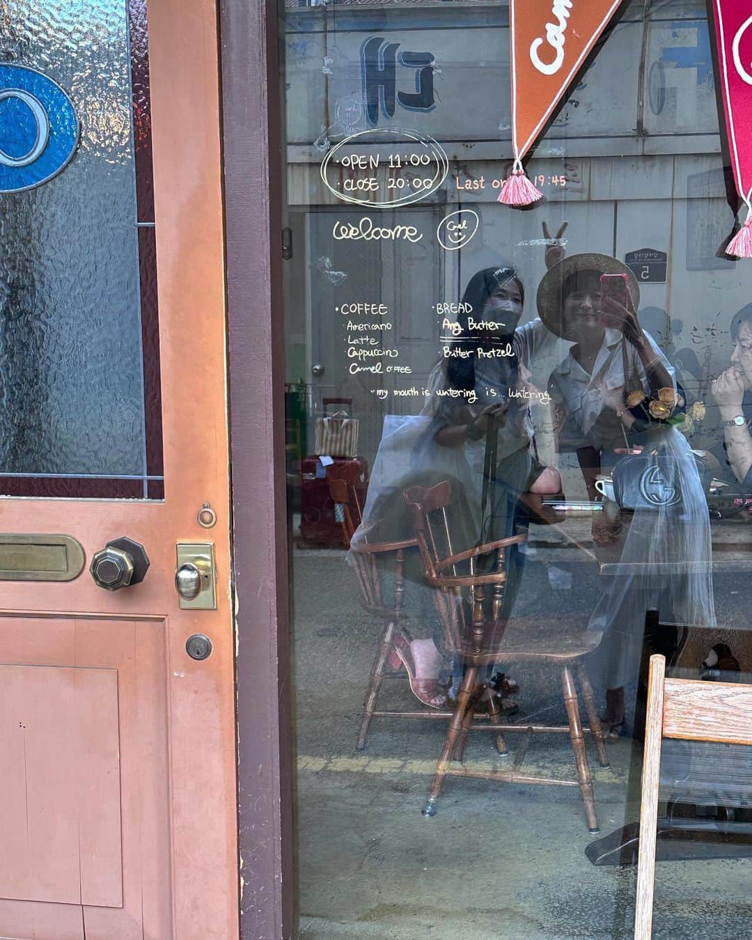 郭圈圈さんのインスタグラム写真 - (郭圈圈Instagram)「在首爾有很多分店的 @camelcoffee_kor 🤎 我去的是在 #聖水洞 的 （原本要去附近首爾林的 7號店 但我搞錯間 誤打誤撞來這間也很喜歡☺️） - 咖啡點了他們的招牌 #camelcoffee 就是奶油拿鐵🤎 上面的奶油不會甜膩整個超搭😋 甜點的部分可愛～但還好🤣 - #lea_outfit  第二張～我們全身都是 @marule.official ✨ 官網下單 🔗marumarulea.com . . . #CamelCoffee #圈圈去韓國🇰🇷 #韓國咖啡廳 #聖水洞 #聖水 #首爾 #首爾咖啡廳 #seoulcafe #seoulcafe #seoulkorea」6月19日 22時01分 - helloiamlea