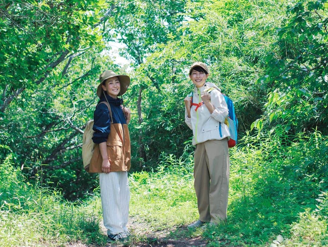 宇藤えみのインスタグラム：「こちらは葉山の山で撮影☀️  【tsukuru & Lin✖️仁田ときこさん】コラボ企画に ひょっこり登場させていただいております。 野外でも日常で使えるアウトドアアイテムで 自然の中で暮らしているからこその仁田さんの発想がたくさん！いろんなシチュエーションで着こなせるアイテムばかりでした。 実際に着て山登りしたり、撮影場所までママチャリ乗って移動したり。笑 着心地も最高です👍  6月21日よりシャンブルオンラインストアで発売されるようです！ 📷 @isao_hashinoki #暮らし#葉山#pr」