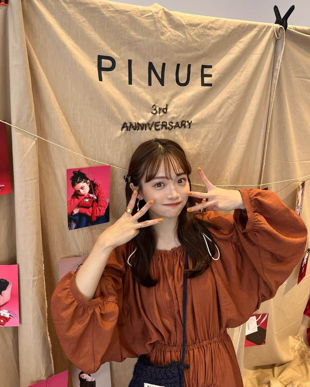 田久保夏鈴さんのインスタグラム写真 - (田久保夏鈴Instagram)「pinue Autumn Collectionの展示会、たくさんのご来場ありがとうございました！！🍂 イベントを重ねるごとにpinueは本当にたくさんの方に愛されているなあ、支えられているなあと感じます。 そして秋で3周年を迎えるのですが、ロゴやタグ、ショッパーをガラッと変えることになりました！型数もですが、サイズ展開も豊富にいたしました😆✊🏼これからどんどん成長していくので、これからも宜しくお願いいたします♡ 東京の皆様にはショッパー以外、一足お先にお披露目したのですが今年もまだまだPOPUPで地方に行く予定がございますので、リニューアルしたPINUEをみなさんお楽しみにしていてください🩷🩷  今回展示会でご用意させていただいた珈琲とスイーツは @akhaamacoffee.japan さんのものです☕️たまたま高校の先輩が働いていたのをきっかけに今回お越しいただきました！たくさん喜んでいただけて嬉しかったし、めちゃくちゃ美味しかったので今度私もプライベートで店舗に行ってみます♡ 皆さんも是非足を運んでみてください☕️🐾  ゆふちゃん、なお、そしてスタッフの皆さんも本当にお疲れ様でした！！ありがとう😌🩷」6月19日 22時02分 - kar_insta_gram