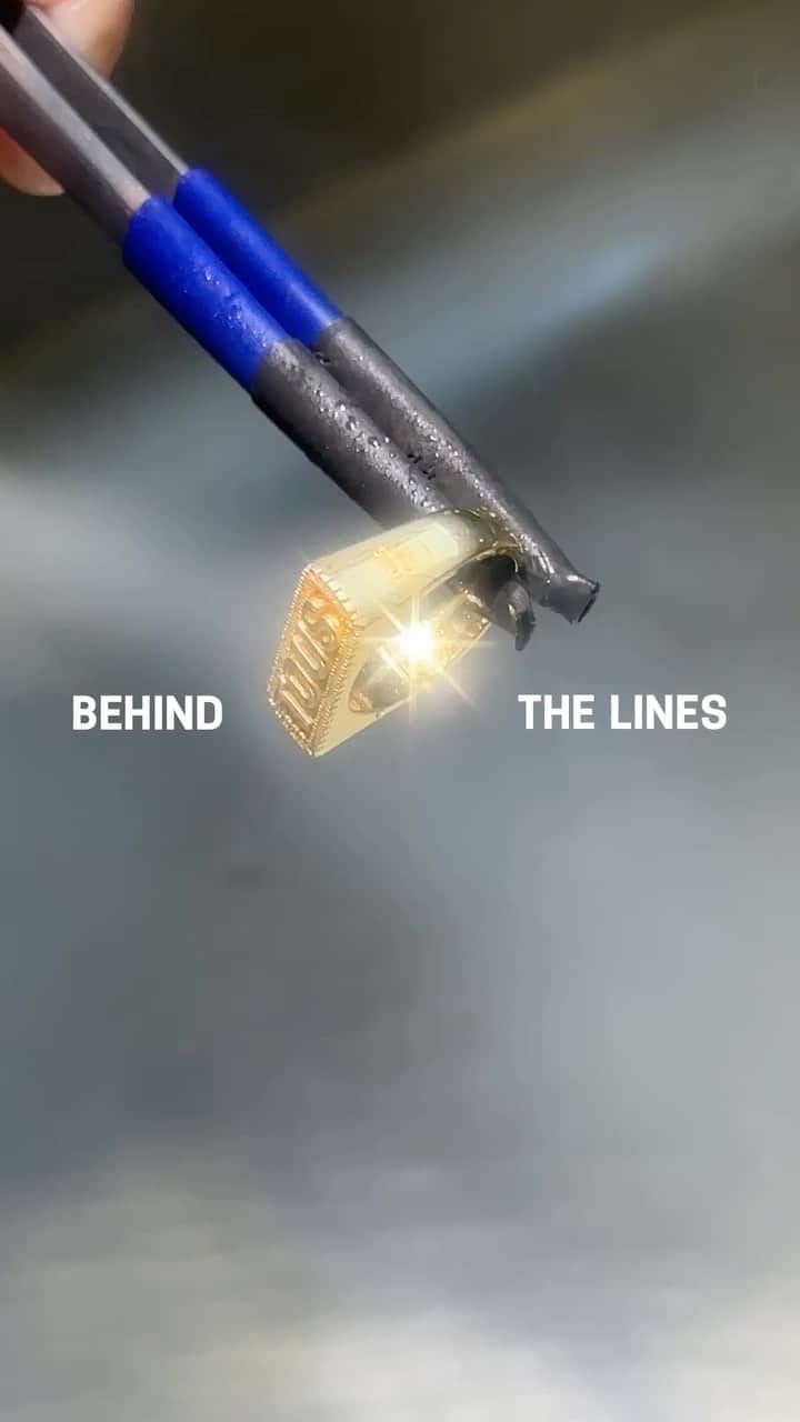 トウスのインスタグラム：「Behind the lines  Beyond the silhouettes of each piece of jewelry created by TOUS we can find the hands of designers and artisans. Hands that transfer their inspiration, talent and experience to each design. Hands where we can find those same lines that make each of the TOUS creations unique.  #BehindTheLines #TOUS」