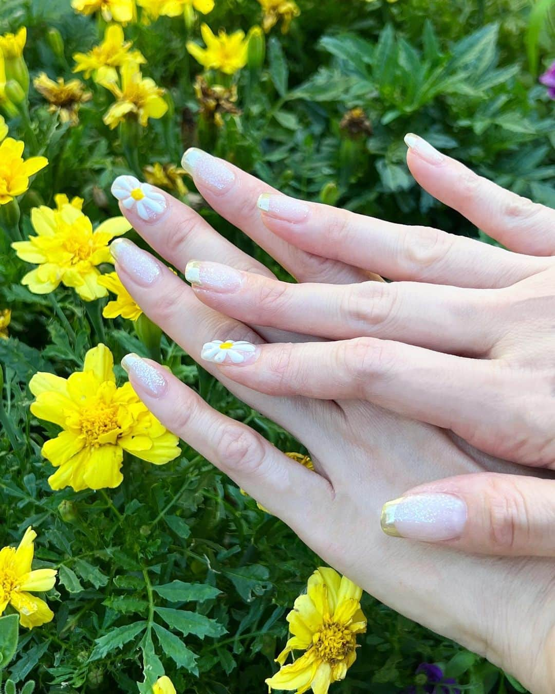 得あゆさんのインスタグラム写真 - (得あゆInstagram)「new nail💅🌼💛 @salon_doudou  今回はガーリーなネイルに💛 お花可愛い🌼💛  ・ ・ ・ ・ ・ ・ ・ ・ ・ ・ ・ ・ ・ ・ ・ ・ ・ ・ ・ ・ ・ ・ ・ ・ ・ ・ ・ ・  #ネイル#夏ネイル#イエローネイル#黄色ネイル#トレンドネイル#お花ネイル#花ネイル#キラキラネイル#ラメラメ#心斎橋ネイル#心斎橋#梅田#梅田ネイル#大阪ネイル#美白ケア#美白#美白美容液#毛穴ケア#シワ改善#ポニーテール#ママライフ#newnails#美肌ケア#保湿#保湿ケア#大人ワンピ#大人可愛いコーデ#庭#お花のある暮らし#お花屋さん」6月19日 22時05分 - tokuayu819