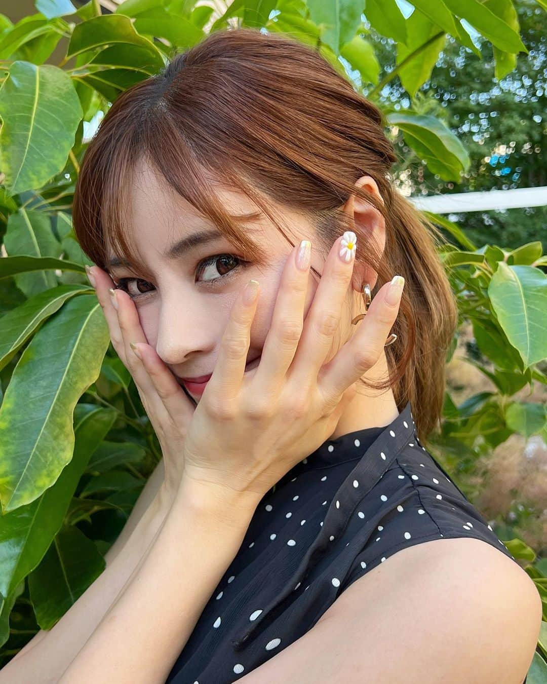 得あゆさんのインスタグラム写真 - (得あゆInstagram)「new nail💅🌼💛 @salon_doudou  今回はガーリーなネイルに💛 お花可愛い🌼💛  ・ ・ ・ ・ ・ ・ ・ ・ ・ ・ ・ ・ ・ ・ ・ ・ ・ ・ ・ ・ ・ ・ ・ ・ ・ ・ ・ ・  #ネイル#夏ネイル#イエローネイル#黄色ネイル#トレンドネイル#お花ネイル#花ネイル#キラキラネイル#ラメラメ#心斎橋ネイル#心斎橋#梅田#梅田ネイル#大阪ネイル#美白ケア#美白#美白美容液#毛穴ケア#シワ改善#ポニーテール#ママライフ#newnails#美肌ケア#保湿#保湿ケア#大人ワンピ#大人可愛いコーデ#庭#お花のある暮らし#お花屋さん」6月19日 22時05分 - tokuayu819