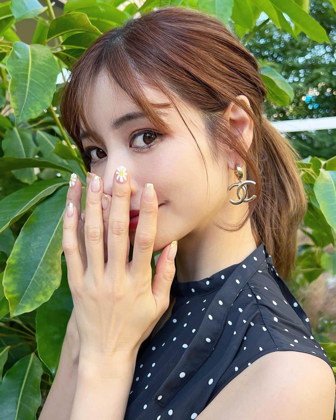 得あゆさんのインスタグラム写真 - (得あゆInstagram)「new nail💅🌼💛 @salon_doudou  今回はガーリーなネイルに💛 お花可愛い🌼💛  ・ ・ ・ ・ ・ ・ ・ ・ ・ ・ ・ ・ ・ ・ ・ ・ ・ ・ ・ ・ ・ ・ ・ ・ ・ ・ ・ ・  #ネイル#夏ネイル#イエローネイル#黄色ネイル#トレンドネイル#お花ネイル#花ネイル#キラキラネイル#ラメラメ#心斎橋ネイル#心斎橋#梅田#梅田ネイル#大阪ネイル#美白ケア#美白#美白美容液#毛穴ケア#シワ改善#ポニーテール#ママライフ#newnails#美肌ケア#保湿#保湿ケア#大人ワンピ#大人可愛いコーデ#庭#お花のある暮らし#お花屋さん」6月19日 22時05分 - tokuayu819