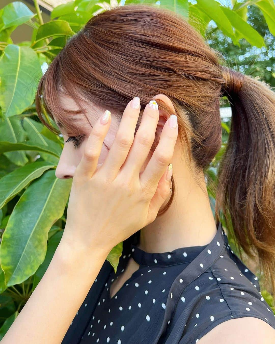 得あゆさんのインスタグラム写真 - (得あゆInstagram)「new nail💅🌼💛 @salon_doudou  今回はガーリーなネイルに💛 お花可愛い🌼💛  ・ ・ ・ ・ ・ ・ ・ ・ ・ ・ ・ ・ ・ ・ ・ ・ ・ ・ ・ ・ ・ ・ ・ ・ ・ ・ ・ ・  #ネイル#夏ネイル#イエローネイル#黄色ネイル#トレンドネイル#お花ネイル#花ネイル#キラキラネイル#ラメラメ#心斎橋ネイル#心斎橋#梅田#梅田ネイル#大阪ネイル#美白ケア#美白#美白美容液#毛穴ケア#シワ改善#ポニーテール#ママライフ#newnails#美肌ケア#保湿#保湿ケア#大人ワンピ#大人可愛いコーデ#庭#お花のある暮らし#お花屋さん」6月19日 22時05分 - tokuayu819