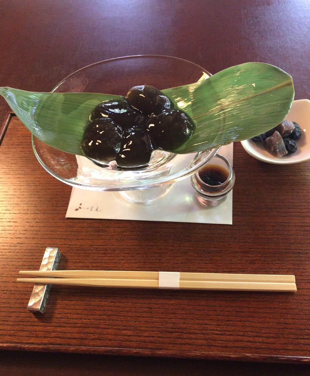 小川知子さんのインスタグラム写真 - (小川知子Instagram)「半年ぶりの京都。  雨かと心配していたけど、 この時期では一番暑い日だそうで晴天でした。 ツイてます👌 でも、汗だく💦💦  観光客もかなり多いです。 色々な言語が飛び交っていますよ。  茶寮宝泉で大好物のわらび餅を頂いてから 北野天満宮へ。 この時期は青紅葉がとても綺麗！目が洗われた気がします。  ホテルでのんびりお茶して夜は先斗町へ。  写真は後で〜。  #京都旅行 #茶寮宝泉のわらび餅  #北野天満宮青紅葉 #ザホテル三井京都  #小川知子」6月19日 22時07分 - tomoko_ogawa_