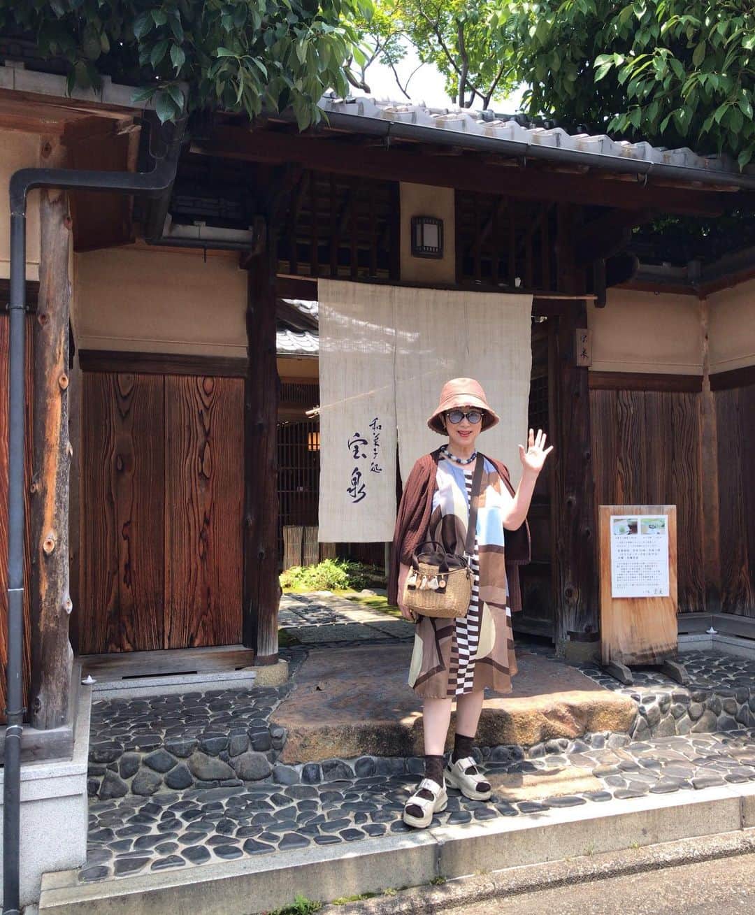 小川知子のインスタグラム：「半年ぶりの京都。  雨かと心配していたけど、 この時期では一番暑い日だそうで晴天でした。 ツイてます👌 でも、汗だく💦💦  観光客もかなり多いです。 色々な言語が飛び交っていますよ。  茶寮宝泉で大好物のわらび餅を頂いてから 北野天満宮へ。 この時期は青紅葉がとても綺麗！目が洗われた気がします。  ホテルでのんびりお茶して夜は先斗町へ。  写真は後で〜。  #京都旅行 #茶寮宝泉のわらび餅  #北野天満宮青紅葉 #ザホテル三井京都  #小川知子」