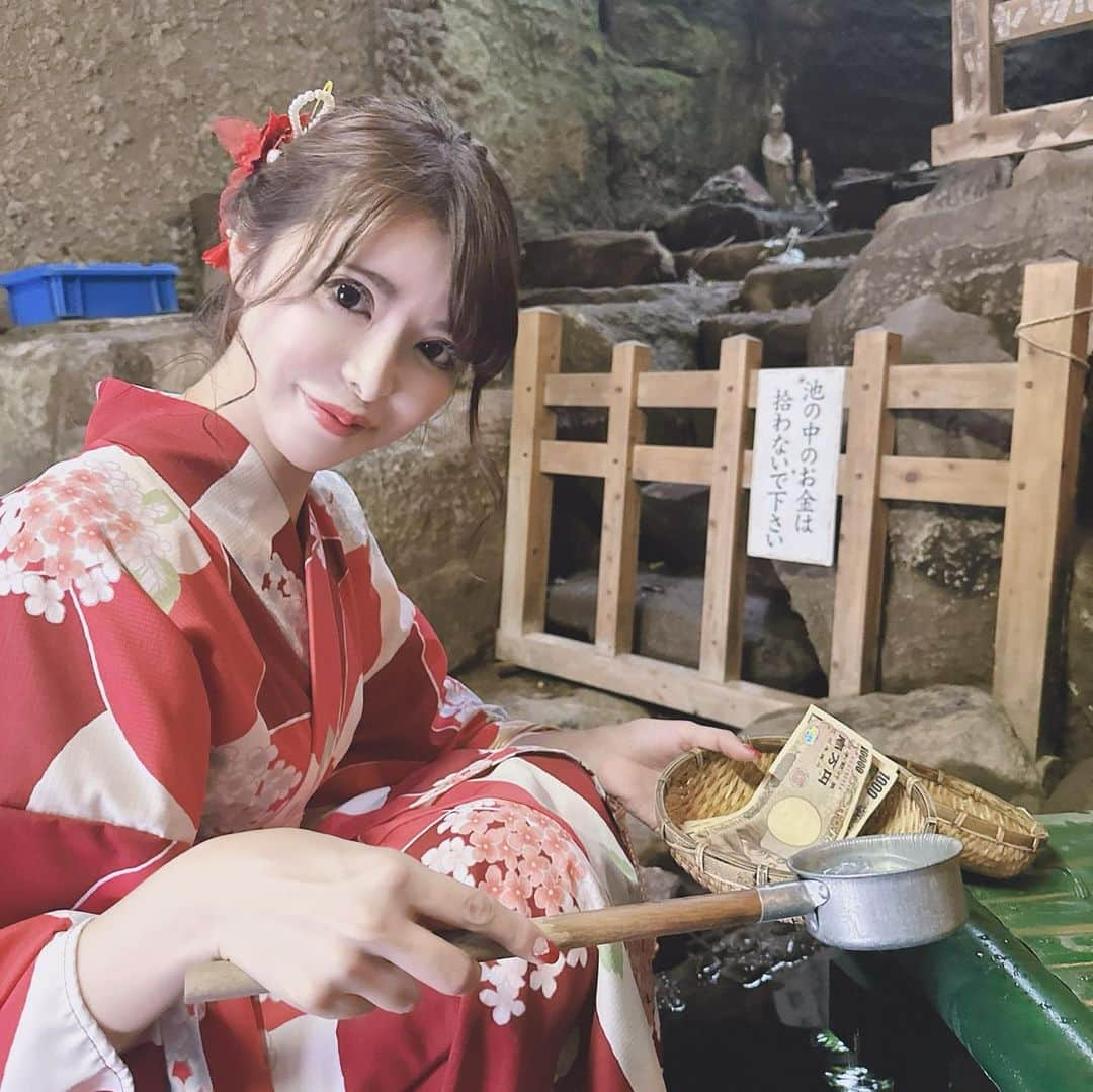 桃瀬えりなのインスタグラム：「おかね💸ふえますように🙏🥹  #kamakura #yukata #follow #followme #鎌倉 #銭洗弁財天 #銭洗弁財天宇賀福神社 #お金洗った #浴衣 #動画 #財運守」