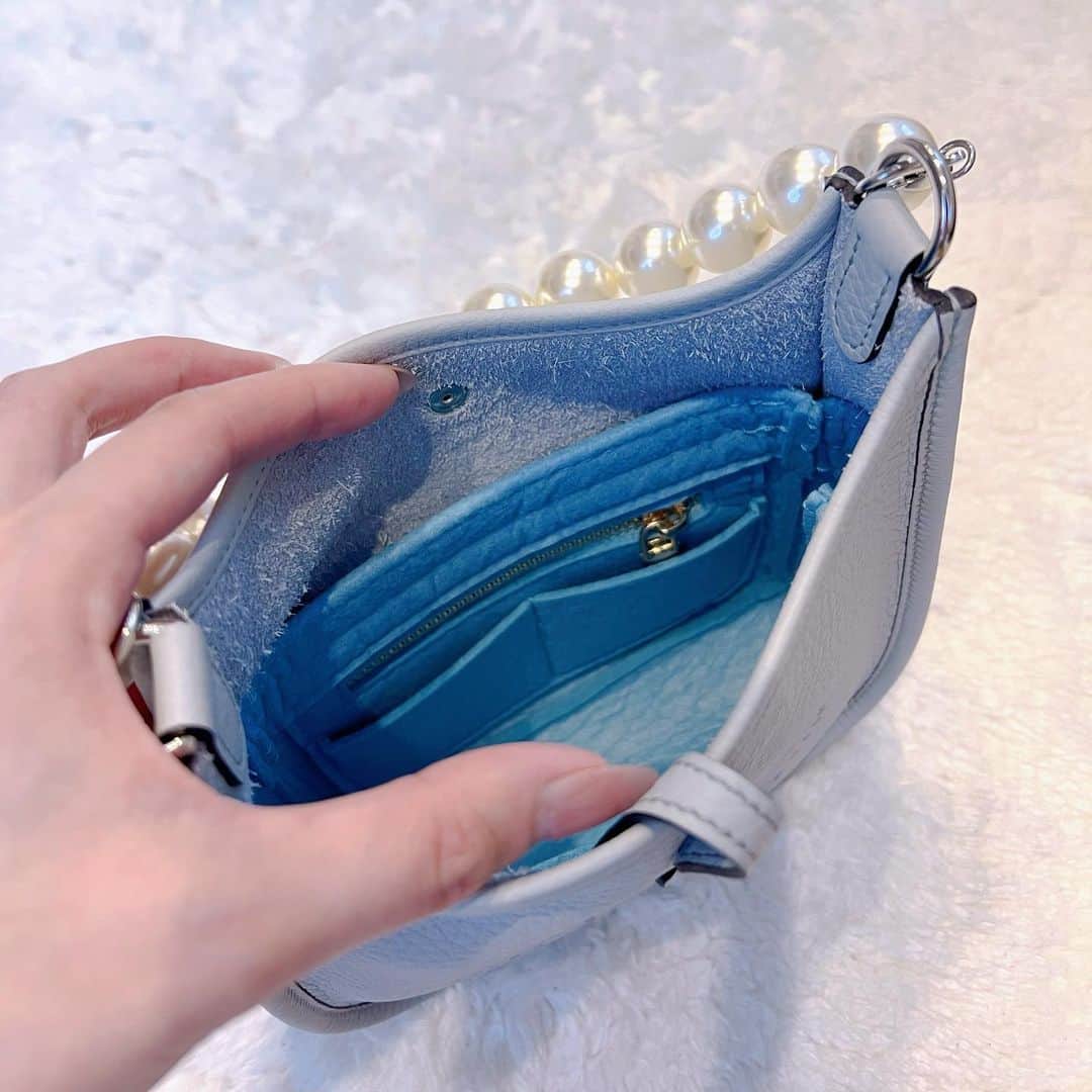 さわいえりさんのインスタグラム写真 - (さわいえりInstagram)「エルメスブルー小物🩵  エブリンと名刺入れ☺︎  そしてエブリンtpmのバッグインバッグが とても使いやすいのでご紹介♡  先日もご紹介した @keiroiyaru7285 のバッグインバッグ♪  エブリンtpmって小さいから、 バッグインバッグ使いやすいのか心配してたけど 絶対にバッグインバッグを入れた方がいい✨✨  小さいけど、中に仕切りもファスナーポケットもついてるから、リップや鍵などの小さな小物も見つけやすく収納出来るから、もっと早く使用したかったです…🥺  バッグインバッグを入れると、中が汚れる心配がないし、 柔らかい皮がしっかりして、使用感もいい感じ💓  @keiroiyaru7285 のバッグインバックは、 種類もカラーも豊富です♡  ・  ・  ・  #バッグインバック#エルメスバッグインバッグ#エブリンtpm#エブリン#pr」6月19日 22時16分 - beauty_eri7
