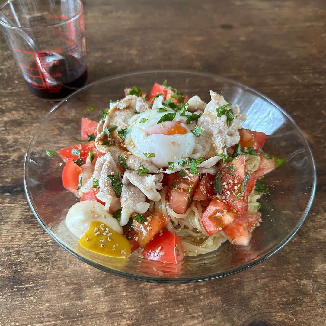 Tesshiさんのインスタグラム写真 - (TesshiInstagram)「豚しゃぶ冷やし中華 Hiyashichuka with pork shabu shabu #yummy #homemade #healthy #hiyashichuka #shabushabu #onsenegg #tomato #おいしい #冷やし中華 #しゃぶしゃぶ #温玉 #トマト #暑い #マカロニメイト #フーディーテーブル #手作り  たれ→寿司酢orカンタン酢大2、しょうゆ大1、ごま油大1/2、水大2〜など 麺、豚しゃぶ、トマト、温玉、大葉、ごま、マヨネーズ、からし Sauce… 2 tbsp sushi vinegar, 1 tbsp soy sauce, 1/2 tbsp sesame oil, 2~ tbsp water… Ramen noodles, pork shabu shabu, tomato, Onsen egg, Shiso, sesame, mayonnaise and mustard…  温玉→厚手の鍋に水1Lを沸かし火を止める→水道水300ml＋卵2個を入れ蓋→15分放置→取り出し冷ます 昔作った温玉の作り方動画がハイライトにあるのでよろしければご覧ください。 Onsen eggs… Boil 1L water in a pot and turn off the heat. Add 300ml tap water and 2 eggs. Cover and leave for 15 minutes. Then remove and cool down the eggs. Please check the video on my highlight “How to cook my Onsen eggs” with English subtitles.」6月19日 22時26分 - tmytsm