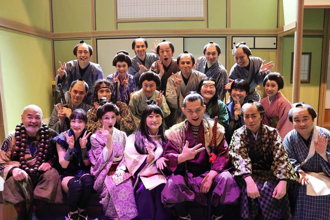 ガンバレルーヤのインスタグラム：「👘水谷千重子５０周年記念公演👘 🥷ニンジャーゾーン🥷 明治座千秋楽ありがとうございました🙇‍♂️🩵🌈 尊敬する先輩方と明治座という歴史ある舞台に立たせて頂き、毎日が刺激的でとても幸せな時間でした✨ そして最高のエンターテイメントを体感させて頂き、本当に勉強になりました🥷🙇‍♂️✨💟 次は博多座公演です🫶🥺💕 是非たくさんの方に足を運んで頂きたいです😊🫶🌈 よろしくお願い致します💪🏽❤️‍🔥💪🏽❤️‍🔥💪🏽  #水谷千重子50周年記念公演  #水谷千重子 先生 #ニンジャーゾーン  #明治座  #博多座」