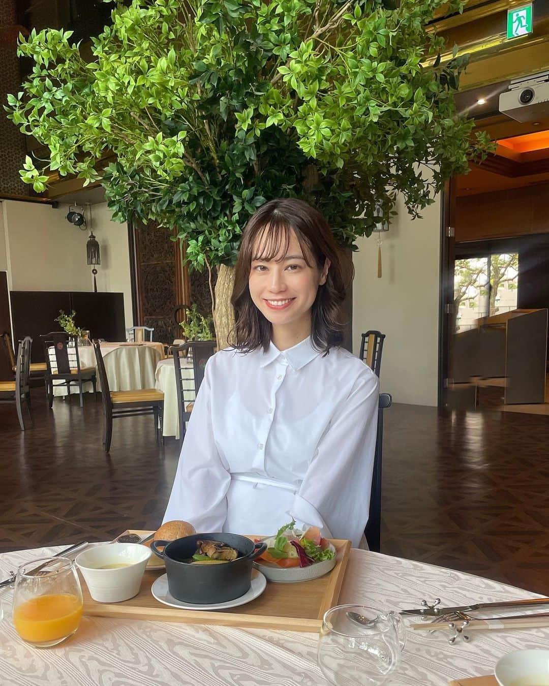 伊藤沙織のインスタグラム：「先日、静岡に帰省した時に母とランチ🍴  📍 THE CHADOKORO @_kakegawagh_   期間限定で「初夏の不知火フェア」を開催していました🍊🧡  メニュー内容☟ ・オードブル（サラダ）・・・タスマニアサーモンのマリネとパンのサラダ ・メイン（ココット）・・・・遠州黒豚のトマトと不知火の煮込み ・季節のスープ ・パン  こちらのセットにプラスして、  フィナンシェ　2個（プレーン・掛川茶） 不知火ジュース 深蒸し茶  もいただきました🍵 意外とボリューミーでお腹いっぱい！  全部美味しかったのですが 特にココットは良く煮込んであり、味が染み込んでいて母も私も大満足でした🫶❣️  夏の訪れを感じさせる、甘くジューシーな掛川産の不知火を存分に楽しむことができるイベントになっています🍊  地元の方やお近くにお越しの際は是非、初夏の不知火フェア のランチを楽しんでみてください🫶🍵  PR @_kakegawagh_ #掛川レストラン #掛川ランチ #掛川観光 #掛川グルメ #ホテルランチ #thechadokoro」