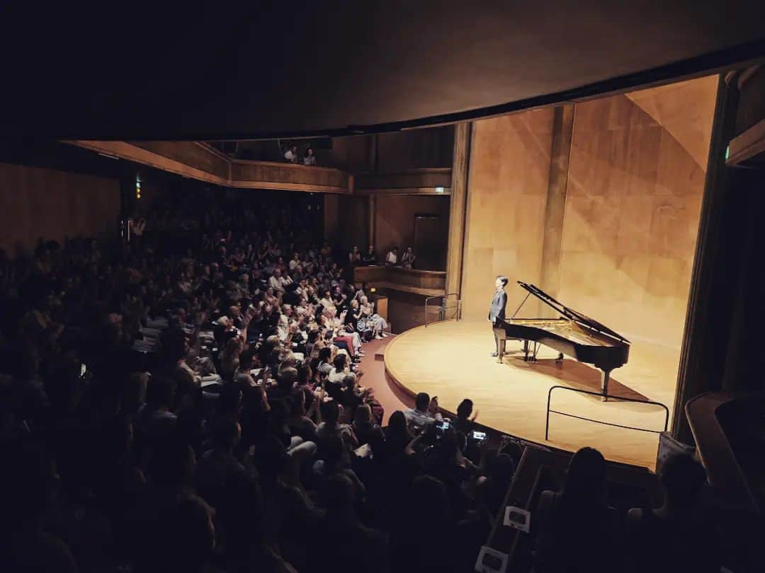 福間洸太朗のインスタグラム：「Merci Paris et au public chaleureux!  J'étais très touché de voir un public si nombreux dans cette salle magnifique. Heureux de revoir les grands artistes aussi comme Bruno Rigutto, Jean-Marc Luisada, Alexei Lubimov, Keigo Mukawa, Kanako Abe, Atsushi Yamanaka, etc..  Je remercie particulièrement à Mme.Gourdon (photo 7) qui a soutenu ce projet avec sa fondation.  昨夜はパリのサルコルトーにてリサイタルでした。パリ市内の公開演奏は4年ぶりでしたが、今でも私を覚えていて応援してくださる方がいらしてくださること、この舞台で弾ける幸せを噛み締め、皆様への感謝を込めて一心に奏しました。  この演奏会に恩師ブルーノ・リグット先生をはじめ、素晴らしい音楽家が沢山いらしてくださったことも本当に幸せなことでした。  J.M.ルイサダさん、A.リュビモフさん、🇯🇵人の頼りになる先輩/可愛い後輩たち… ﾒﾙｼｰ・ﾎﾞｸｰ・ｱ・ﾄｩｰｽ!🥰  #Paris #pianorecital #Nachtmusik #Scriabin #Rachmaninoff #mozart #schumann #grünfeld #パリ #サルコルトー #スクリャービン #ラフマニノフ」