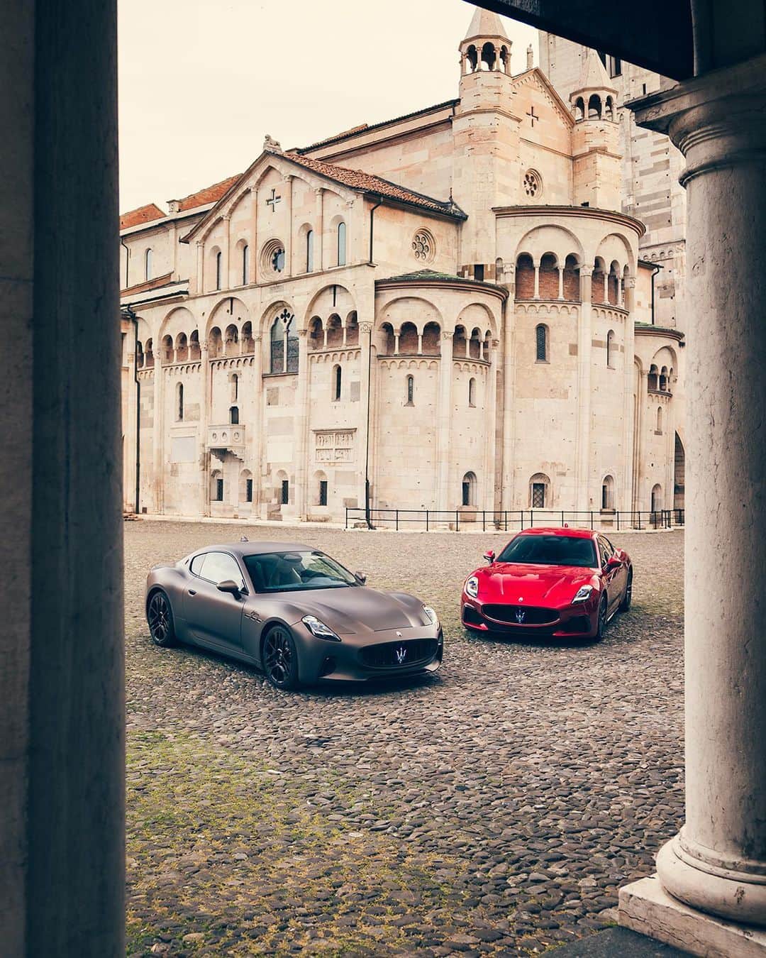 マセラティのインスタグラム：「With all the Maserati power you’d expect, and then some. GranTurismo. The Others Just Travel. #MaseratiGranTurismo #Maserati」