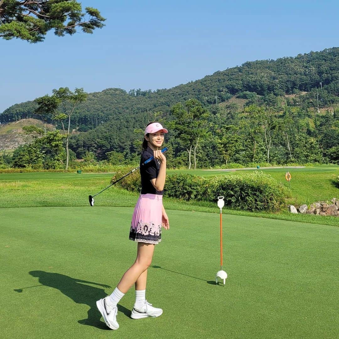 ソン・ジインのインスタグラム：「언니 예쁜옷 고마워💖  열심히 잘 쳐볼께! 다음부터…🤣 @carouselgolf #carousel #카루셀」