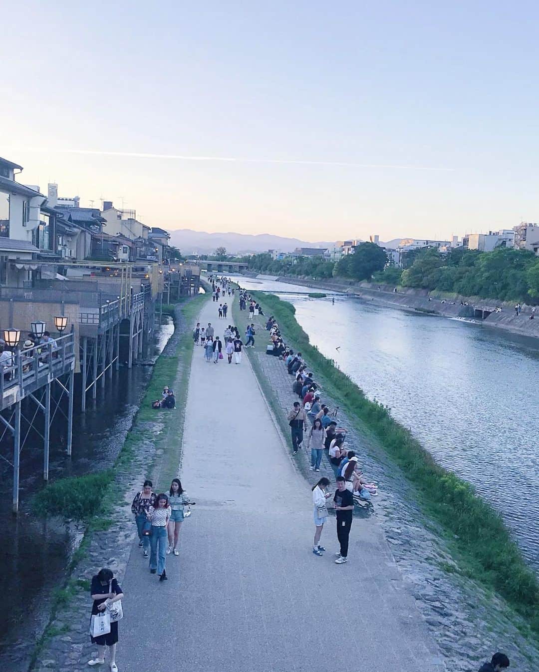 小川知子さんのインスタグラム写真 - (小川知子Instagram)「久しぶりの京都 今夜は先斗町でお豆腐づくしの夕食でヘルシーに😊 京都らしいお出しの味付けが美味しかった。  川床も賑わってますね〜。 橋の上は大混雑。  夜景の見えるBARでカルテルを楽しんで疲れを癒しました。 夜風は寒いくらいで 昼夜の寒暖差がかなりあります。 明日は紫陽花を見に行きます。 早く寝ようっと。  おやすみなさーい💤  #先斗町 #川床 #豆腐料理  #BAR #小川知子」6月19日 22時21分 - tomoko_ogawa_