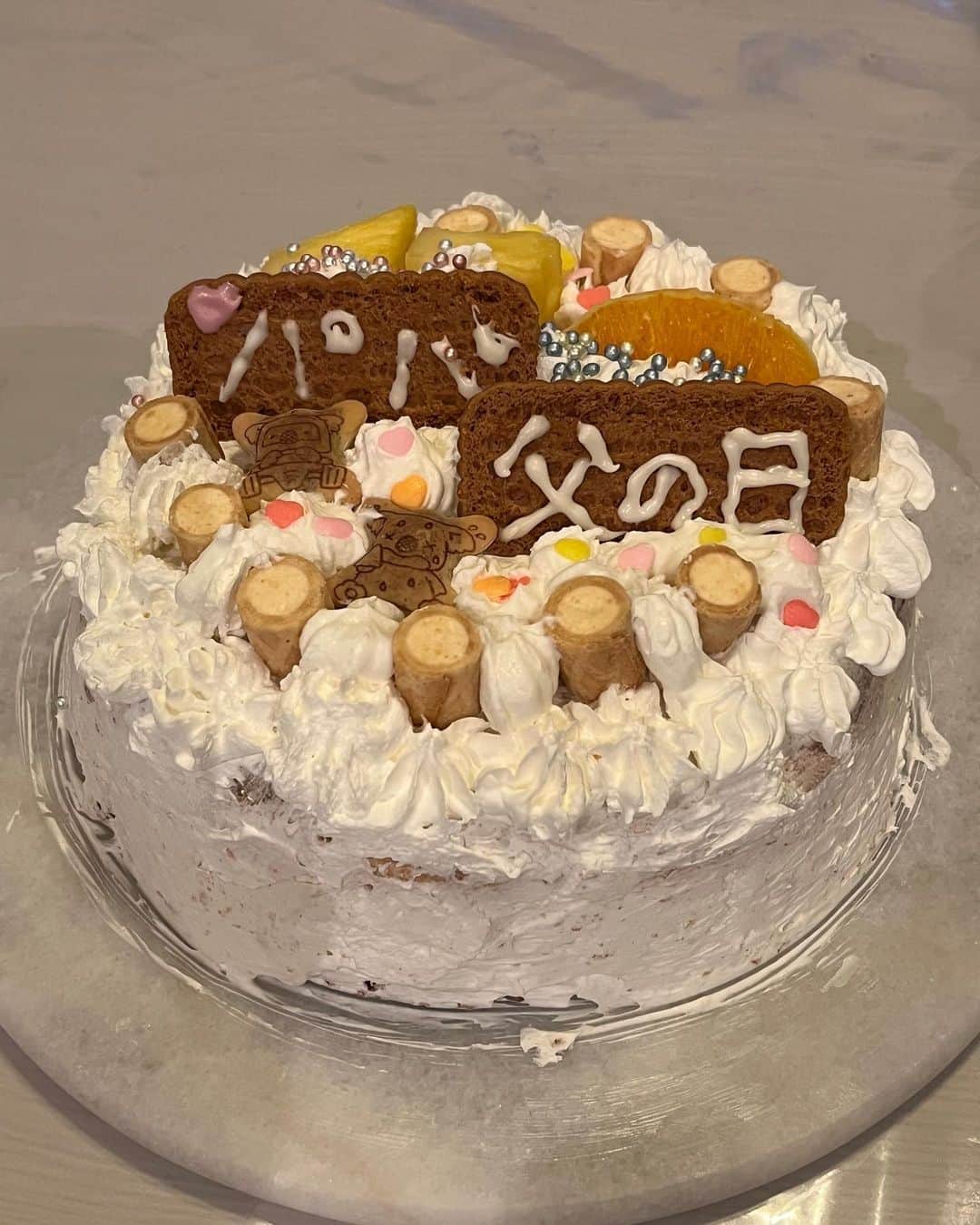 兵動大樹さんのインスタグラム写真 - (兵動大樹Instagram)「1日遅れの父の日。  娘2人がケーキを作ってくれました。  赤コーラ飲みながら食べました。  パパ　父の日　謎のコメント。  ありがとう。」6月19日 22時23分 - daiki.hyodo